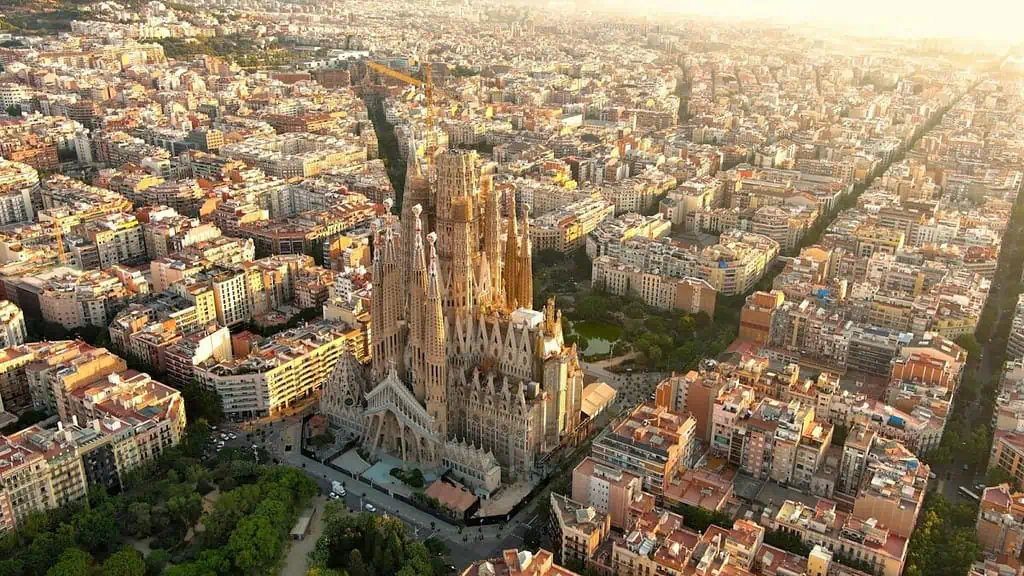 Vue aérienne de la ville de Barcelone et de la cathédrale Sagrada Familia