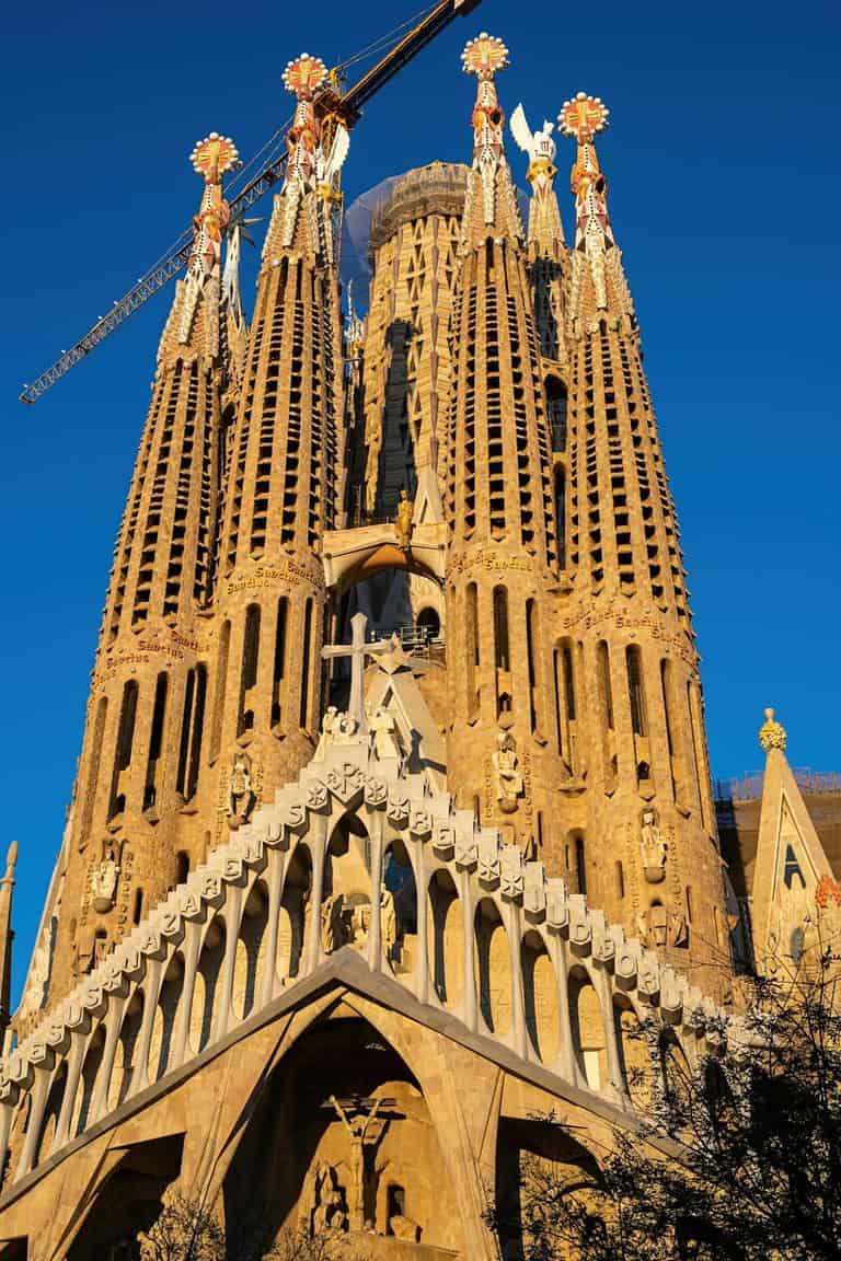 explorando-la-fachada-de-la-sagrada-familia-historia-y-significado